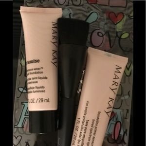 Mary Kay foundation - primer- brush